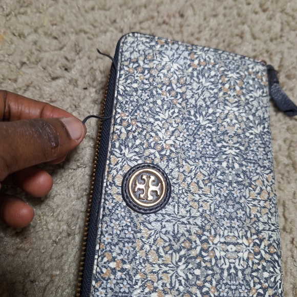 Tory Burch Blue and White Floral Wallet - Picture 4 of 8